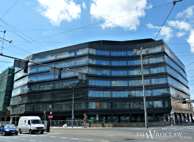 Czarny biurowiec w centrum Wrocławia ma kolejnego nowego najemcę, archiwum