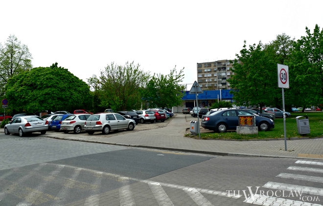 Dziki parking przy placu Jana Pawła II na sprzedaż. Miasto chce ponad 4 mln zł, Tomek Matejuk