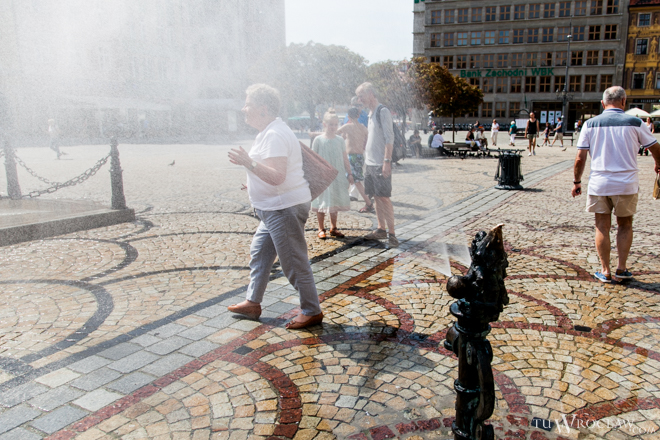 Uff, jak gorąco! Wrocławianie szukają ochłody pod kurtynami wodnymi w Rynku, Beata Ratuszniak