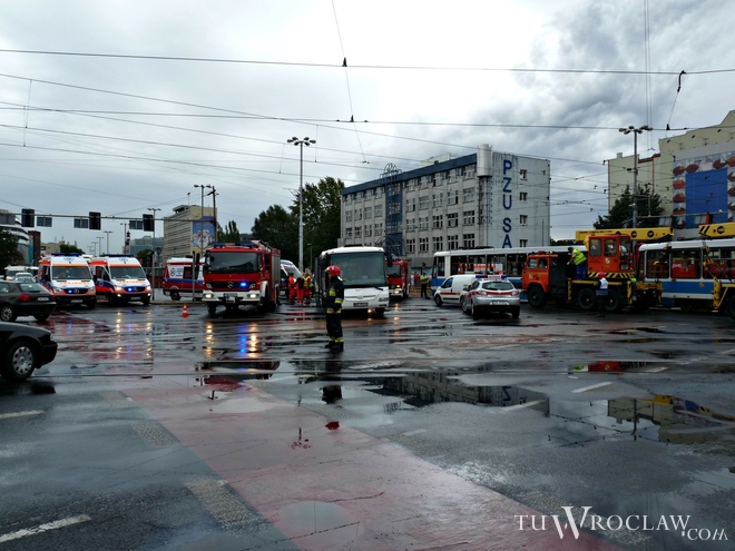 We wtorek przed południem doszło do poważnego wypadku na skrzyżowaniu ulicy Oławskiej z Piotra SkargI