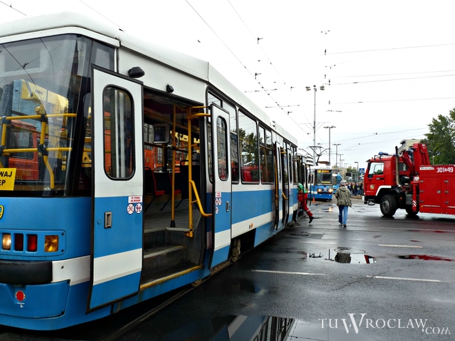 Dwa wypadki z udziałem tramwajów we Wrocławiu. Jedna osoba poszkodowana, sporo objazdów i zmian w komunikacji, archiwum