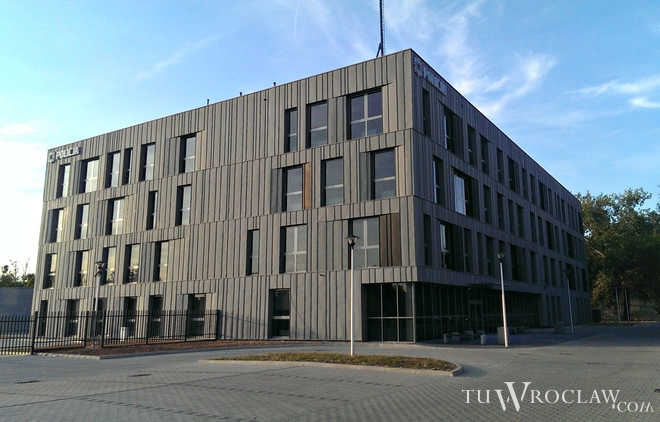 W końcu otwierają we Wrocławiu oczekiwany od lat nowy komisariat policji. Gmach ma ciemną elewację [FOTO], archiwum