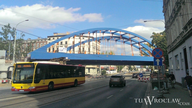 Dwa nowe przęsła wiaduktu kolejowego nad ulicą Grabiszyńską już są