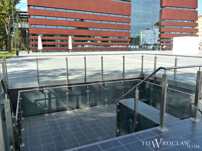 Nad klatkami schodowymi prowadzącymi na parking Narodowego Forum Muzyki pojawią się szklane wiaty