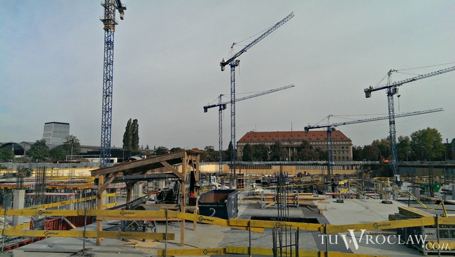 Kładka dla pieszych połączy plac budowy galerii handlowej Wroclavia z zapleczem budowy