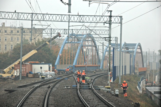 Przesuwają ostatnie przęsło nowego wiaduktu kolejowego nad ulicą Grabiszyńską, PKP PLK