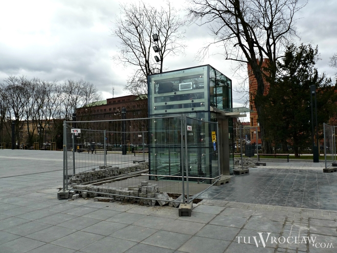 Opóźni się montaż szklanych wiat nad wejściami na parking Narodowego Forum Muzyki, archiwum