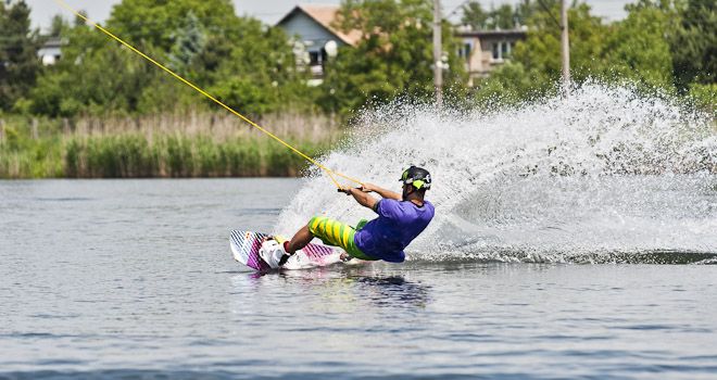 We wrocławskim wakeparku można pływac na wakeboardzie i nartach wodnych