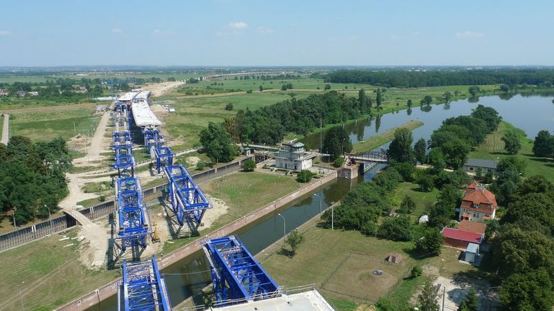 Największy dźwig buduje najwyższy most w Polsce, kw