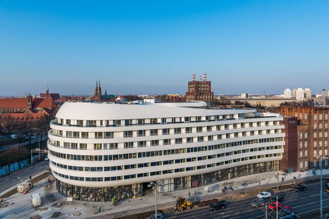 Corian już mieni się na elewacji największego nowego gmachu w centrum Wrocławia. Pasuje do architektury miasta? [FOTO], mat. prasowe