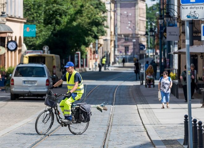 Eko brygada dozorców na rowerach patroluje, edukuje i sprząta cały Wrocław, mat. prasowe/Maciej Lulko