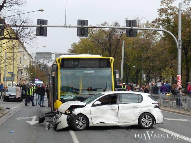 Gigantyczny karambol z udziałem 9 aut i autobusu MPK na jednej z głównych arterii Wrocławia. Są ranni, Jarosław Garbacz