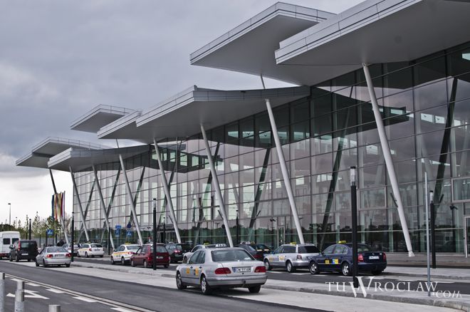 Wrocławianie i mieszkańcy regionu coraz chętniej korzystają z naszego lotniska