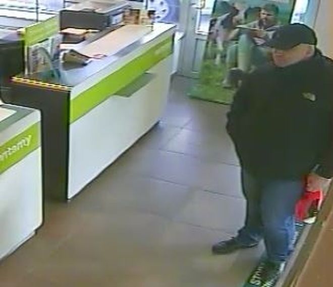To ten mężczyzna napadł na bank we Wrocławiu. Pomóż policji w jego rozpoznaniu, mat. prasowe