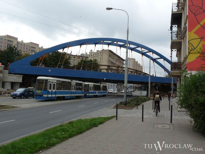 Jest nowy wiadukt nad ulicą Grabiszyńską. Ma niebiesko-pomarańczowe barwy, Jarosław Garbacz