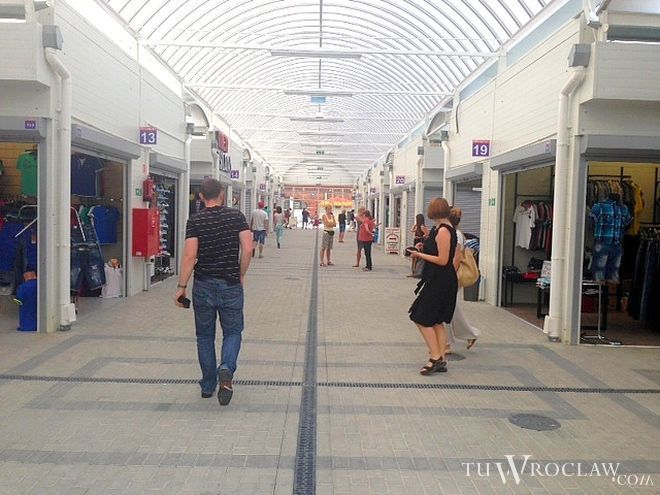 Kupcy z targowiska przy Zielińskiego w lipcu przenieśli się do nowego pasażu handlowego