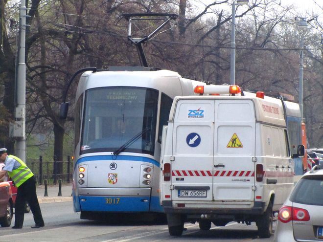 Bezmyślny kierowca fatalnie zaparkował auto i zablokował ruch tramwajów, archiwum