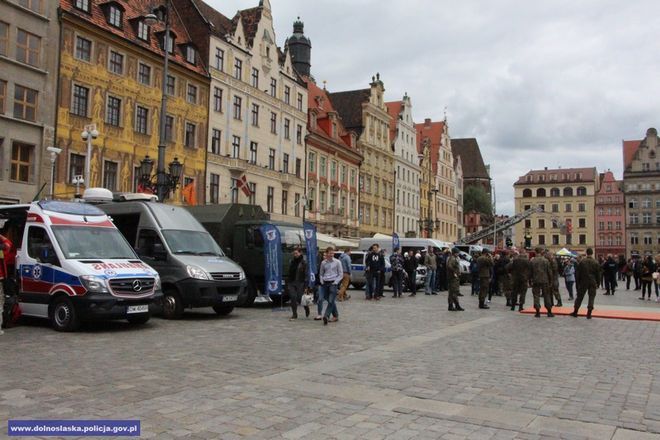 Spektakularny pokaz siły policji i służb na wrocławskim Rynku przyciągnął tłumy, mat. prasowe dolnośląskiej policji