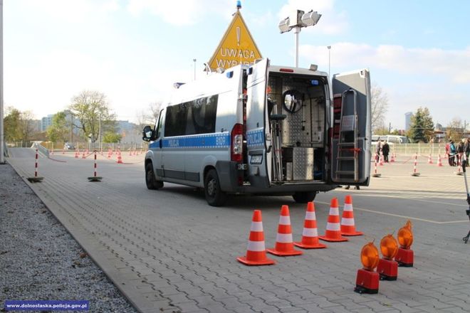Policja pomagała wrocławiankom w ramach akcji „Kobieta bezpieczna za kierownicą”, mat. dolnośląskiej policji