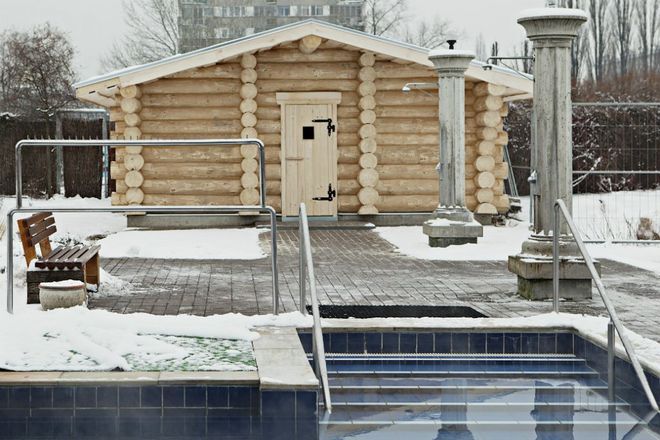 W miejsce zewnętrznej sauny, która spłonęła Aquapark zbudował dwa nowe domki, mat. Aquaparku