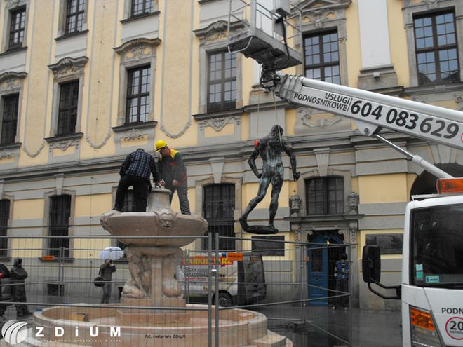 Zobacz na zdjęciach, jak szermierz znika z fontanny na placu Uniwersyteckim, mat. prasowe ZDiUM