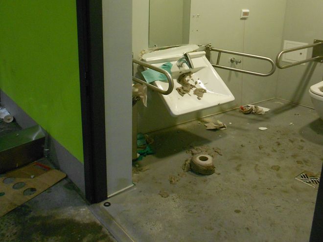 Tak wyglądały toalety po wizycie kibiców Zagłębia Lubin