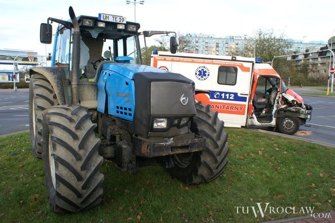 Na skrzyżowaniu Borowskiej z Armii Krajowej karetka zderzyła się z traktorem