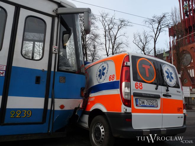 Ambulans i tramwaj zderzyły się na ul. Grabiszyńskiej. Dwie osoby zostały ranne, jagr