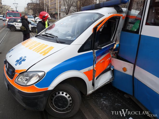 Ambulans i tramwaj zderzyły się na ul. Grabiszyńskiej. Dwie osoby zostały ranne, jagr