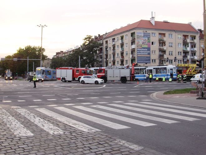Do wypadku doszło na skrzyżowaniu ulicy Powstańców Śląskich z aleją Hallera