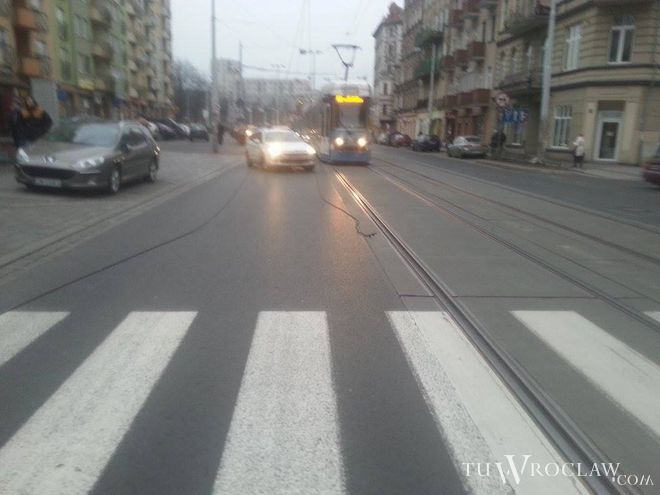 Zerwana trakcja tramwajowa zwisa wprost na przejeżdżające samochody i pieszych, Barbara Surmiak