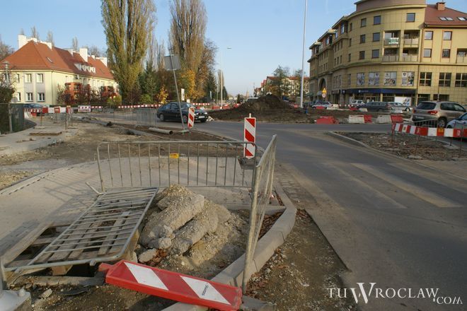 W obrębie nowego ronda na Ołtaszyńskiej wciąż prowadzone są roboty budowlane