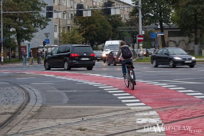 Pod koniec ubiegłego roku na skrzyżowaniu Powstańców Śląskich z Hallera oddano do użytku pas rowerowy