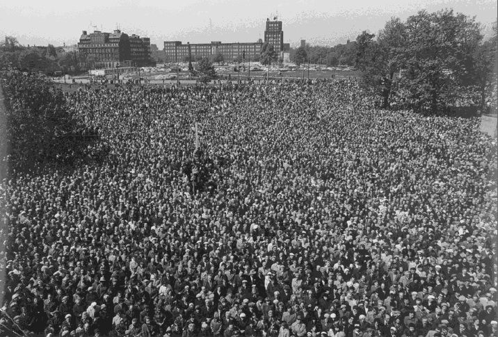 Zdjęcie tłumu wrocławian spod Mazowieckiej podczas spotkania z Lechem Wałęsą z VI 1981 r.