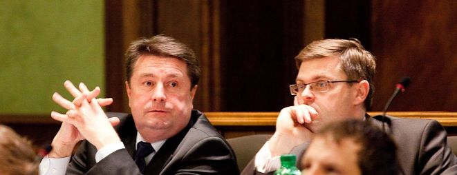 Radny klubu Rafała Dutkiewicza Jerzy Michalak (z prawej) miał nadzieję, że frekwencja przekroczy 5 procent