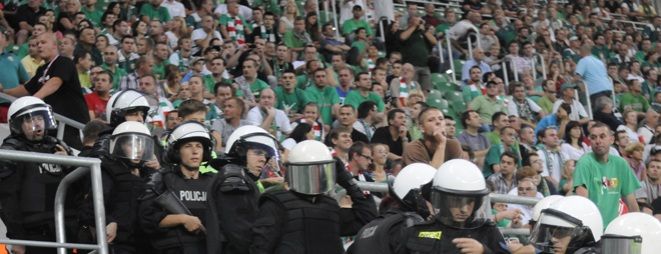 W trakcie meczu Śląska Wrocław z Widzewem Łódź policja zatrzymała dwóch pijanych pseudokibiców
