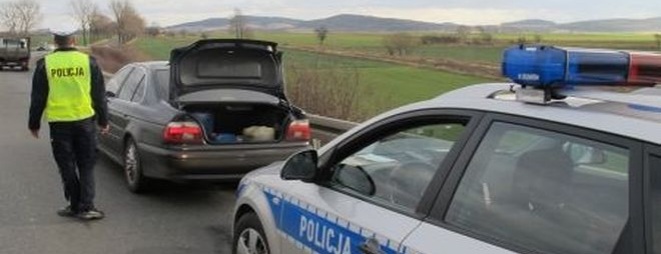 Policjanci zatrzymali mężczyznę, u którego w samochodzie znaleziono amfetaminę, marihuanę i mefedron