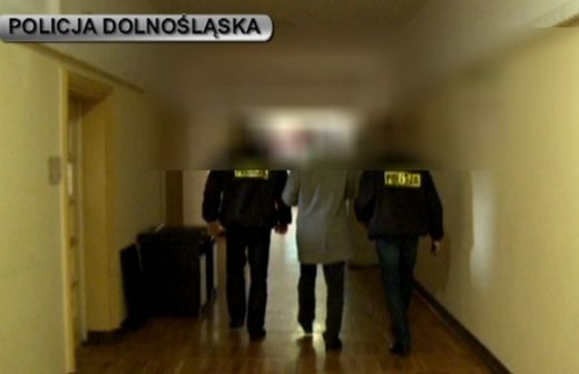 Jest zarzut 4 gwałtów i 25 innych przestępstw w oburzającej sprawie znanego wykładowcy i działacza Piotra Ż., mat. dolnośląskiej policji