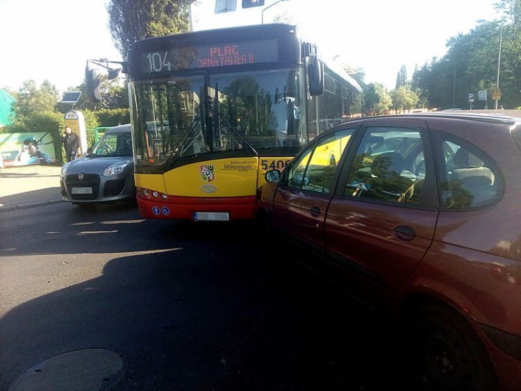 Wrocław: zderzenie dwóch samochodów z autobusem MPK [ZDJĘCIA], czytelnik