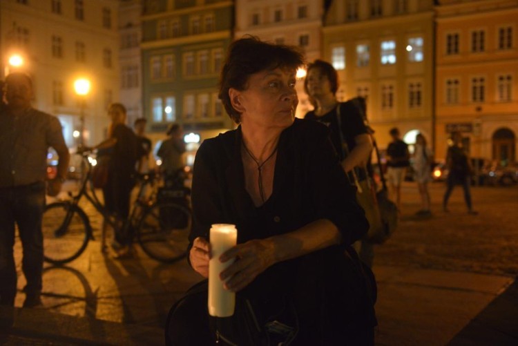 Kilkadziesiąt osób w kręgu ciszy na placu Solnym. 