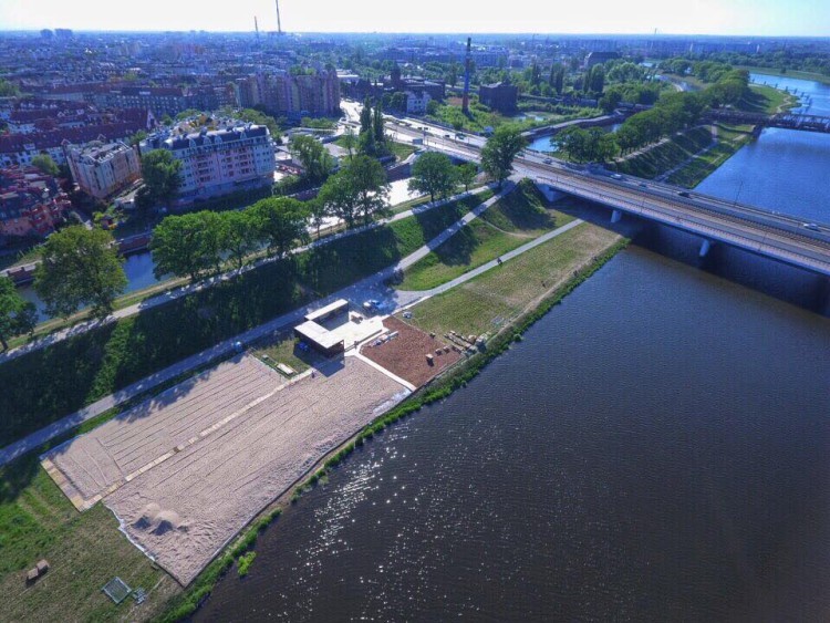 Nowy sezon, nowe bary nad Odrą. Powstaje plaża przy mostach Warszawskich [ZDJĘCIA], mat. pras.