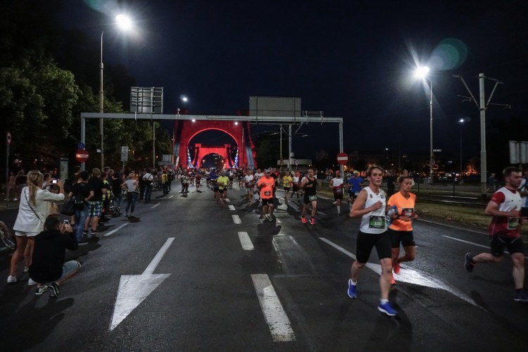 Tysiące biegaczy na ulicach miasta. 6. PKO Nocny Wrocław Półmaraton (cz.2), Magda Pasiewicz