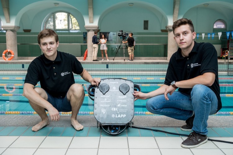 Studenci Politechniki zaprezentowali swojego wodnego robota, Politechnika Wrocławska