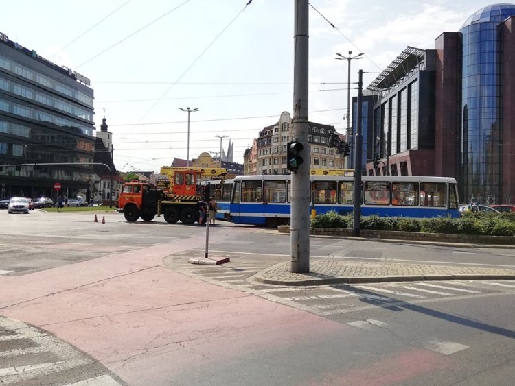 Wykolejenie tramwaju w centrum. Mnóstwo objazdów i chaos komunikacyjny [ZDJĘCIA], bas