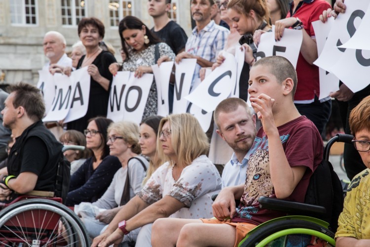 We Wrocławiu odbyła się pikieta solidarnościowa z rodzicami osób niepełnosprawnych [ZDJĘCIA], Magda Pasiewicz