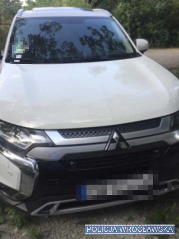 Policjanci odzyskali skradziony samochód. Trwają poszukiwania złodzieja, Policja Wrocławska