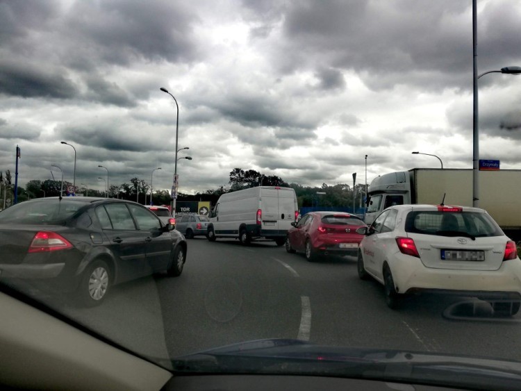 Ciężarówka wjechała w bariery na autostradowej obwodnicy Wrocławia, mgo