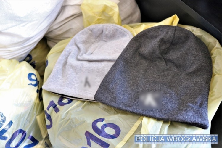 Podróbki markowej odzieży na targowisku. Sprzedawcy grozi więzienie [ZDJĘCIA, WIDEO], Materiały wrocławskiej policji