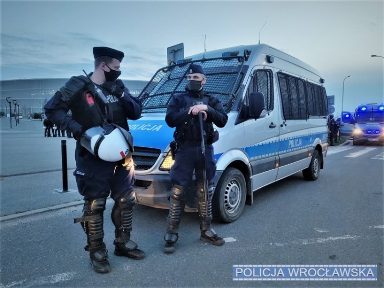 Wrocław: Kibice przyszli pod stadion. Policja wystawiała mandaty i wnioski do sądu [ZDJĘCIA], KMP we Wrocławiu