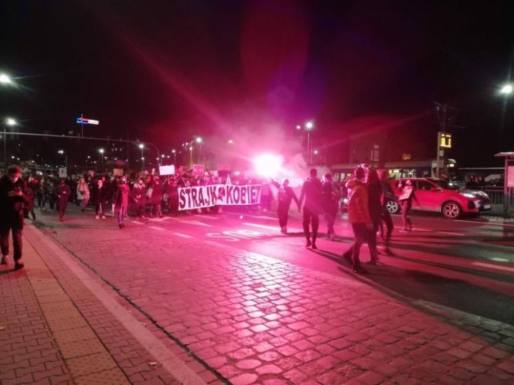 Protest przeciwko Nagrodzie Wrocławia dla Strajku Kobiet. Uważają, że miasto nagradza „agresję i mowę nienawiści”, mgo